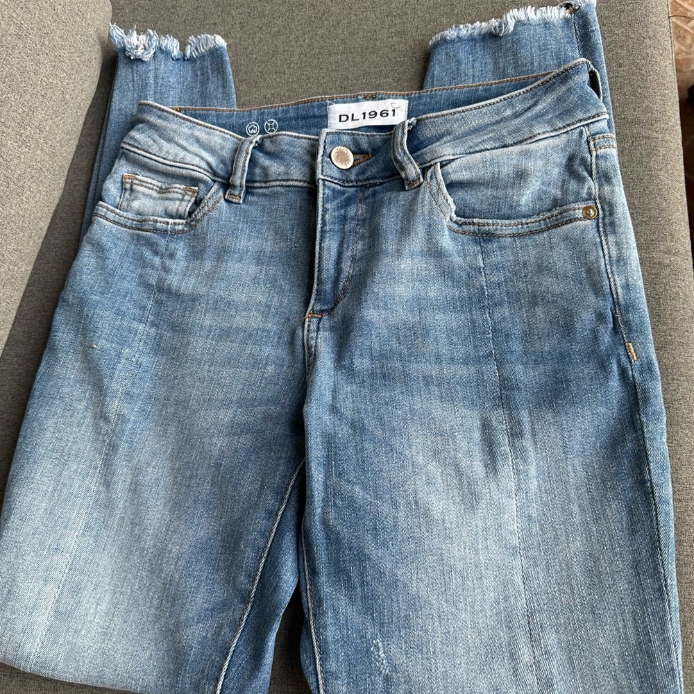DL1961 women’s jeans size 25. (B)